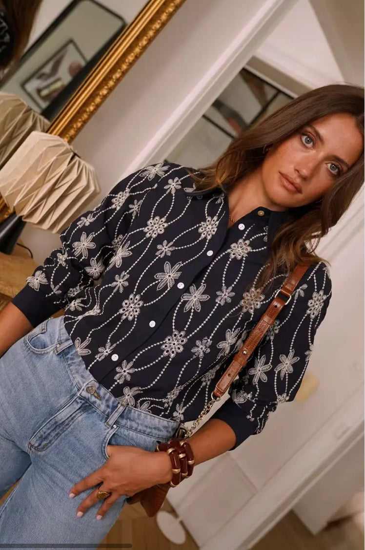 Chemise brodée florale - élégance et raffinement.