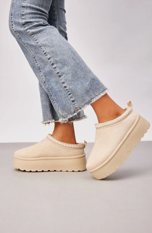 Bottine fourrée compensée en suédine avec bordure brodée