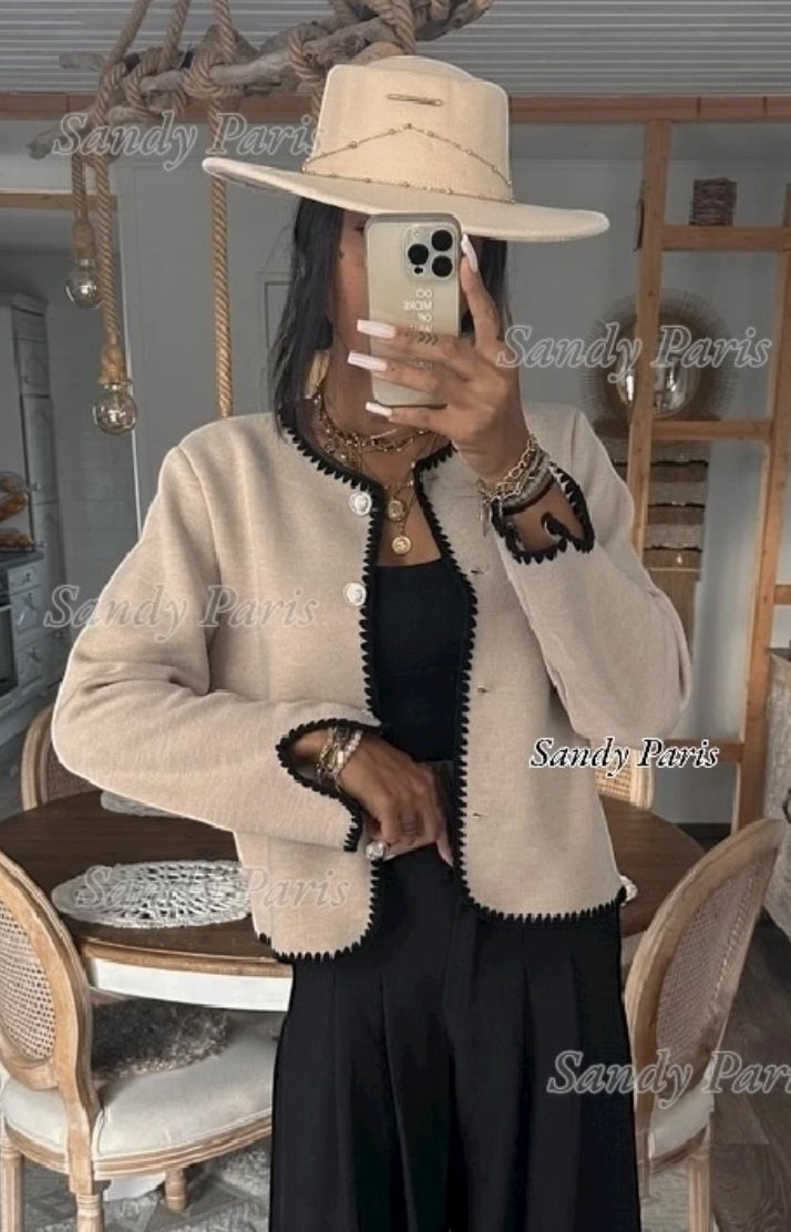 Veste à bouton doré en maille contrastée